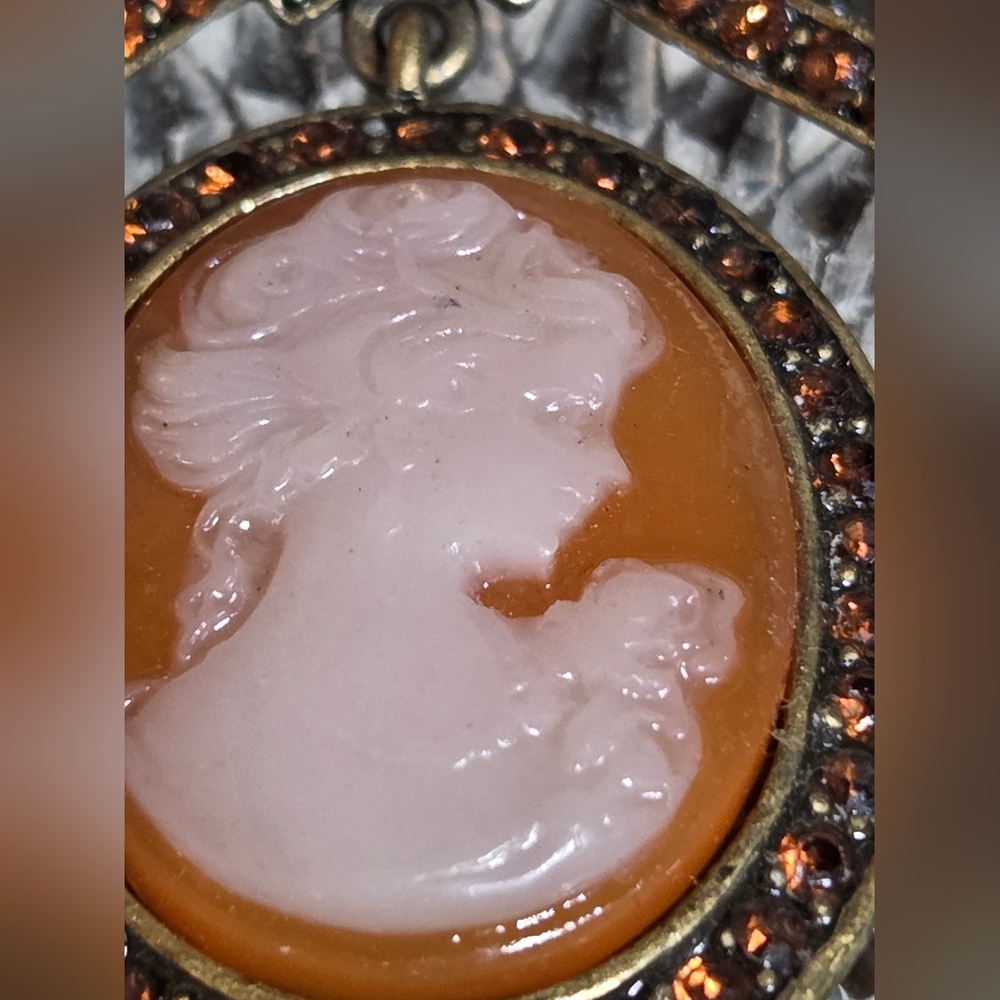 Cameo Brooch with Rhinestone Bow - Picture 4 of 8
